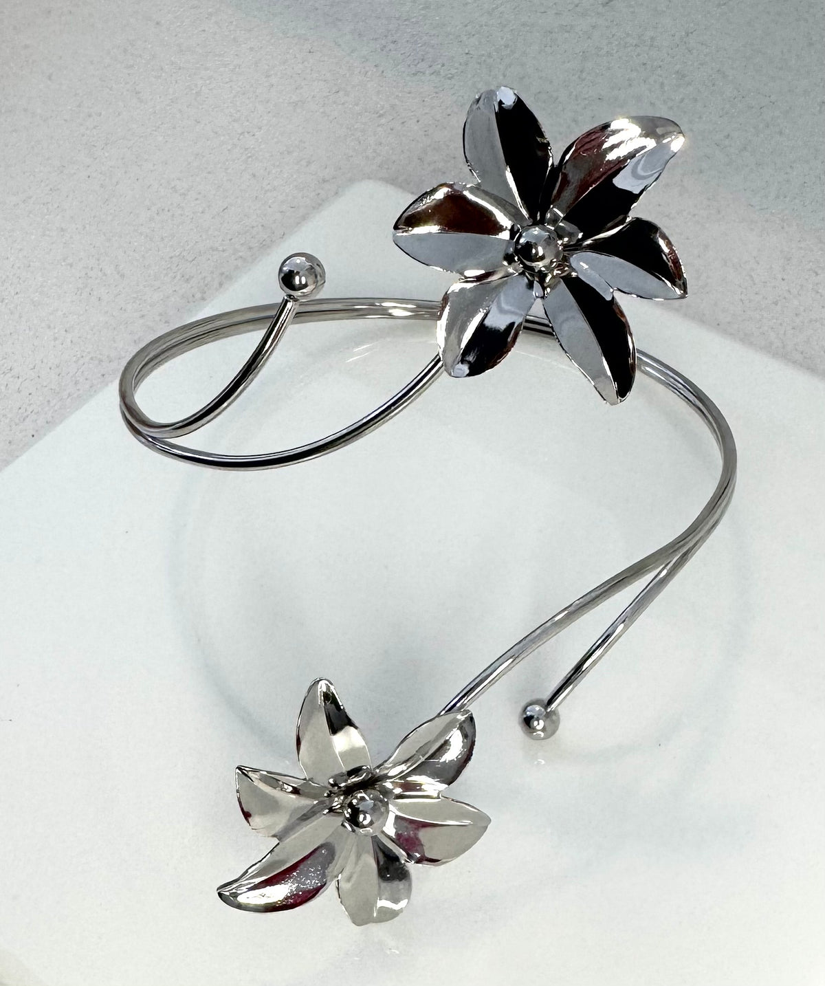 BRAZALETE PLATEADO DE FLOR
