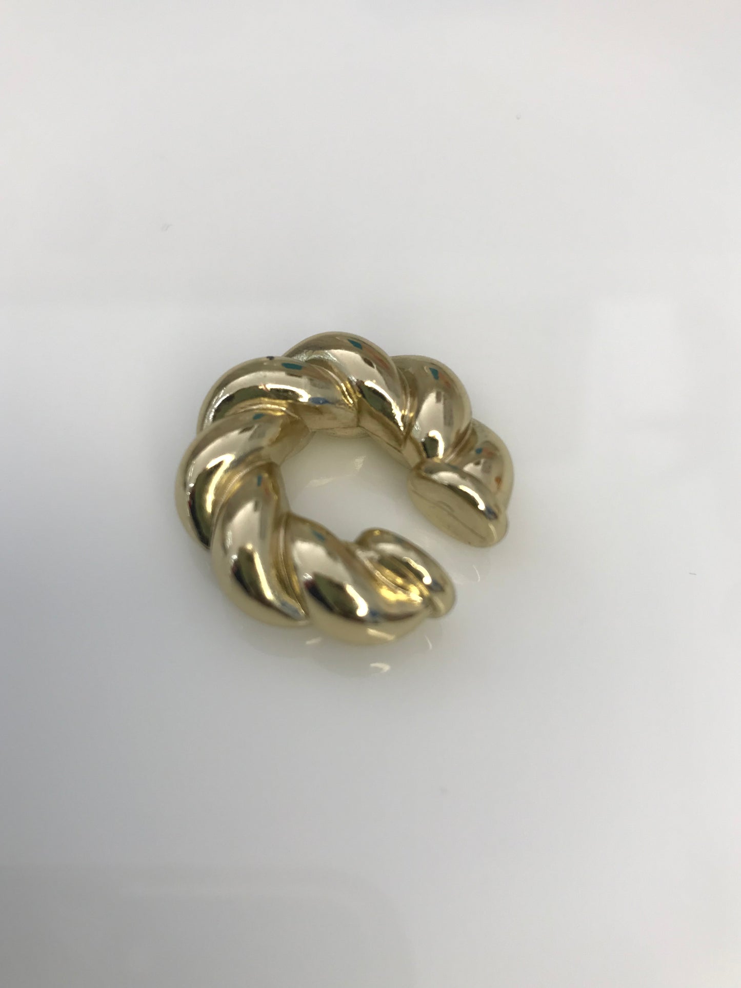 Ear cuff