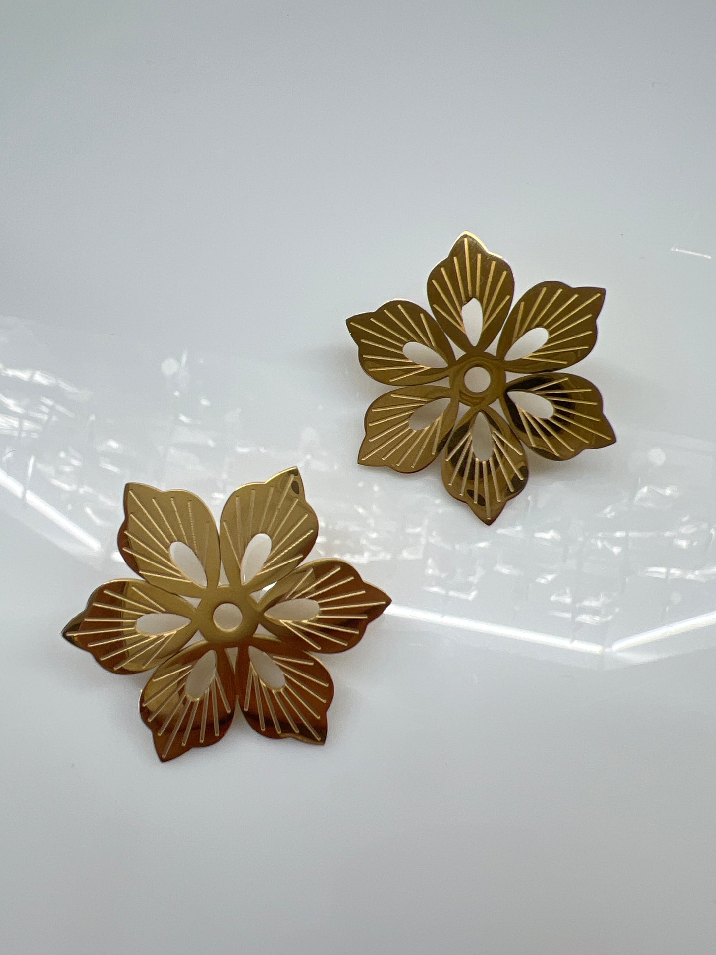 ARETE FLOR PLANA DORADO
