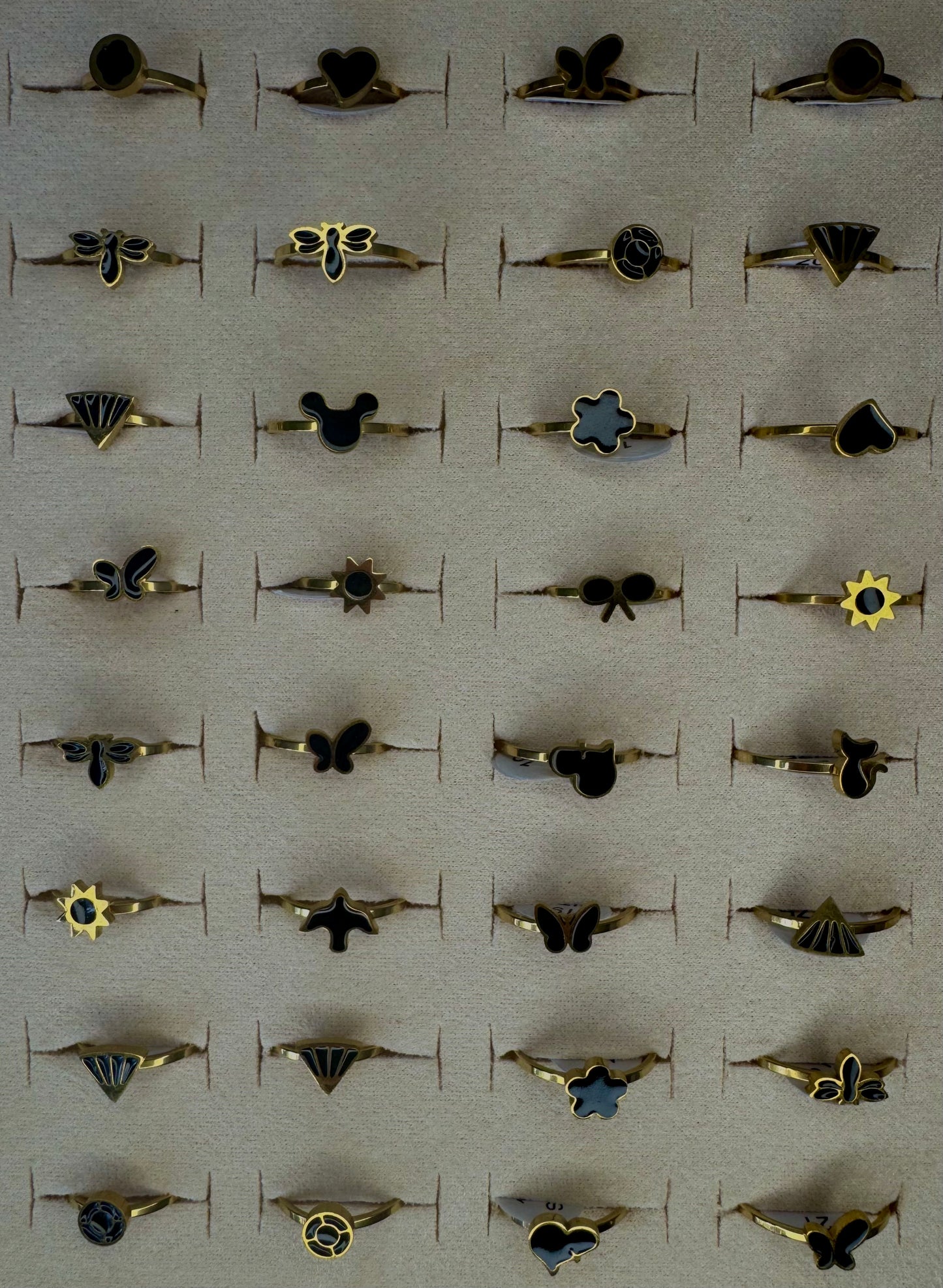 ANILLO DIJE NEGRO CON DORADO
