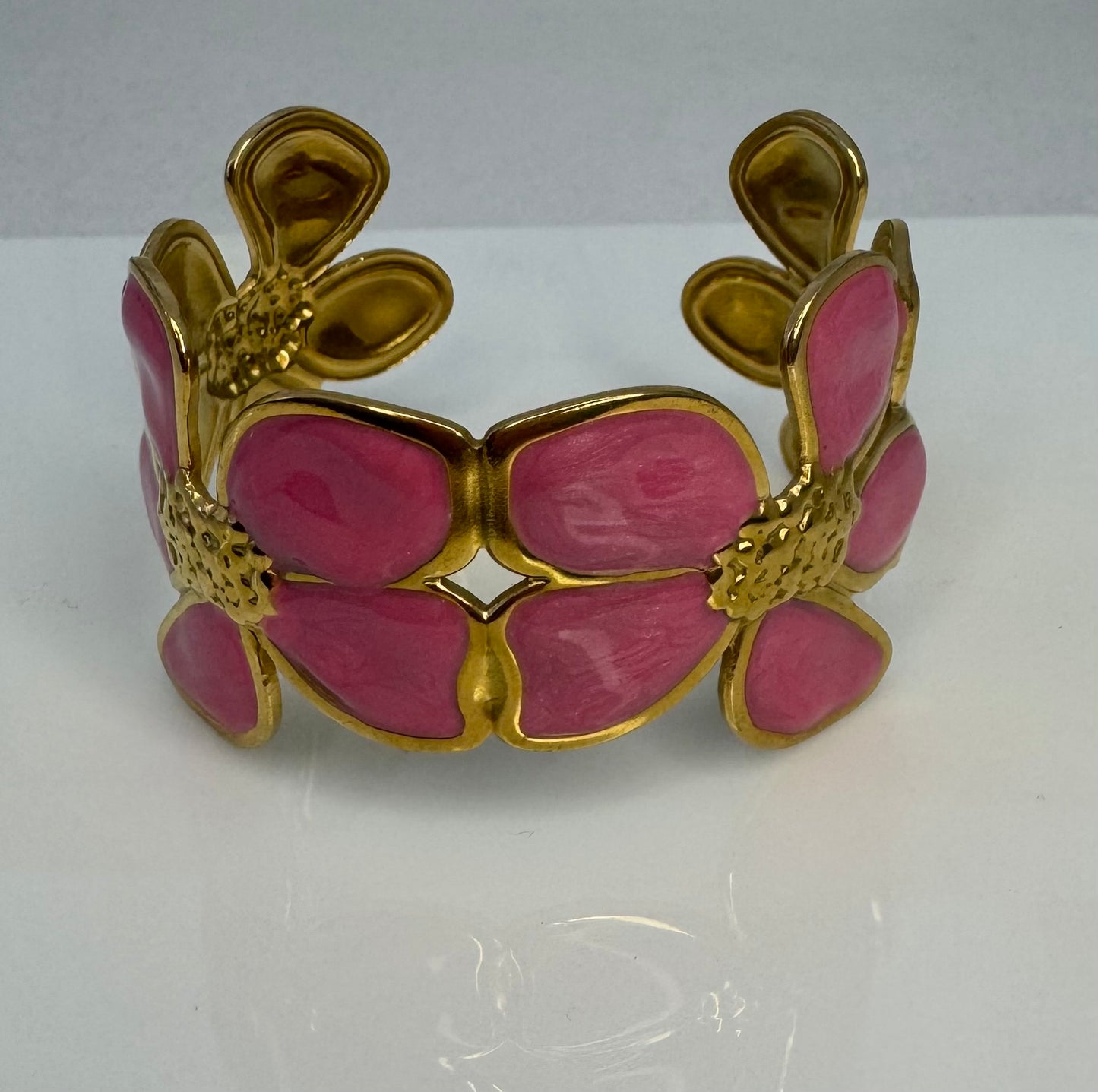 MANILLA DORADA CON FLORES ROSADAS