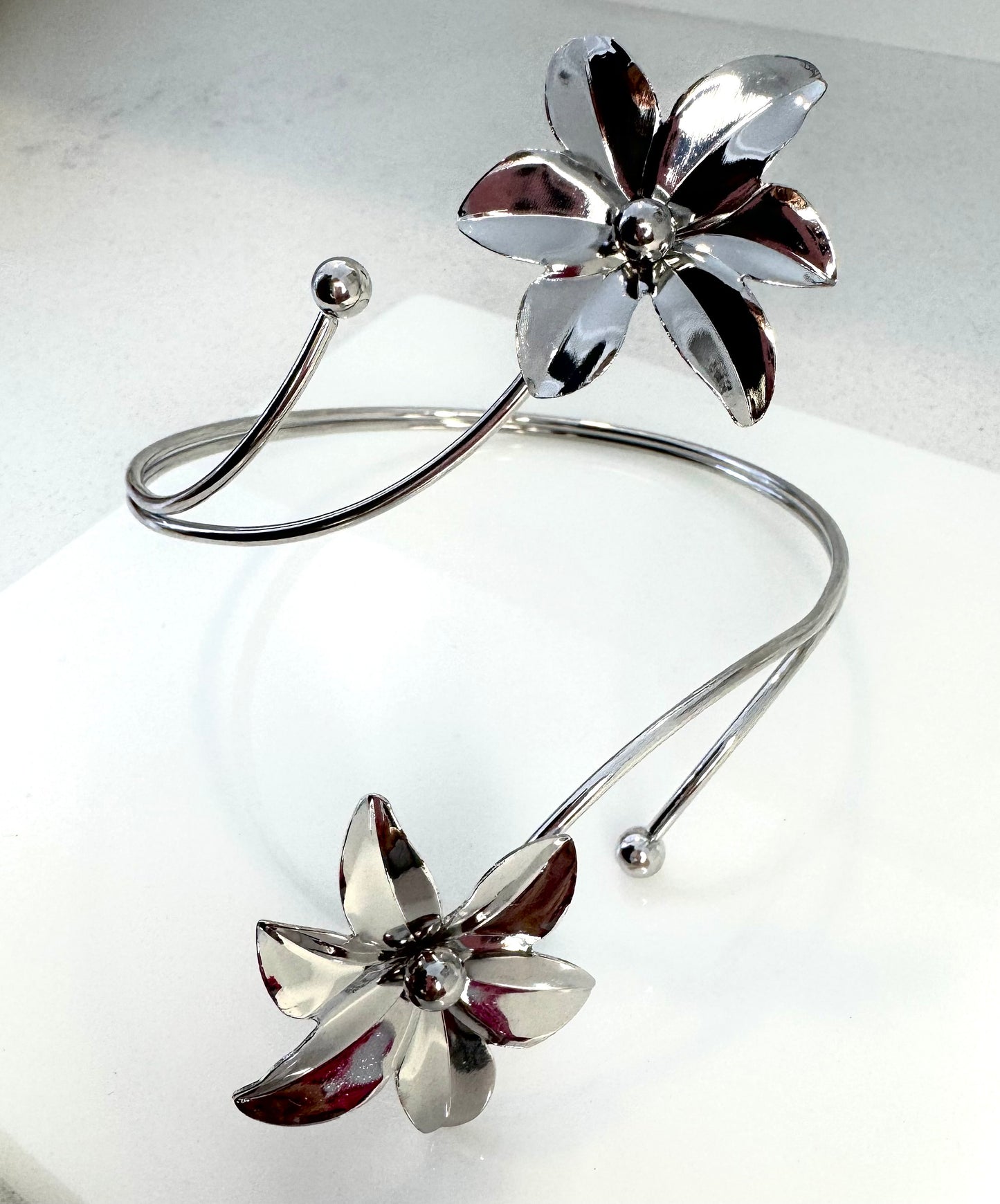 BRAZALETE PLATEADO DE FLOR