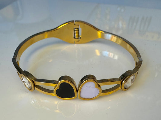 BRAZALETE DE CORAZÓN NEGRO Y BLANCO