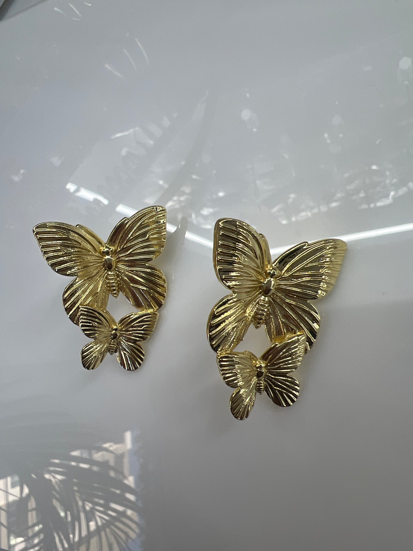 ARETE DOBLE MARIPOSA CON CAIDA PEGADA DORADO