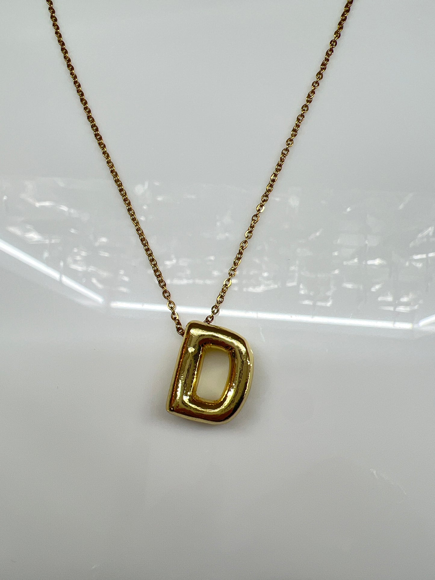 COLLAR INICIALES GLOBO DORADA
