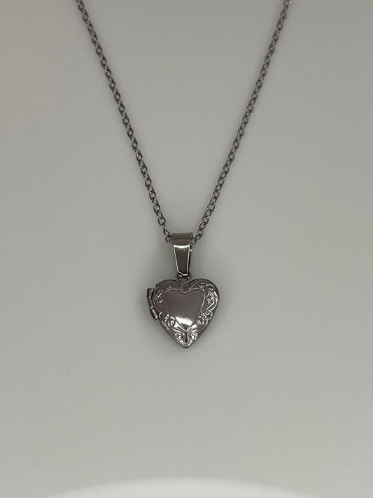 Collar corazón relicario